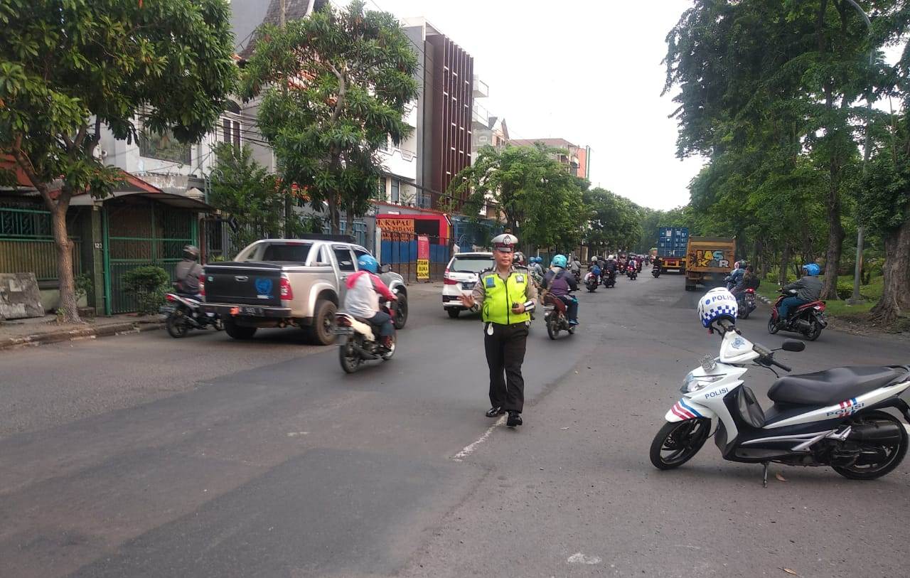 Satlantas Polres Tanjung Perak Atur Lalu Lintas Pagi, Beri Pelayanan ke Para Pekerja