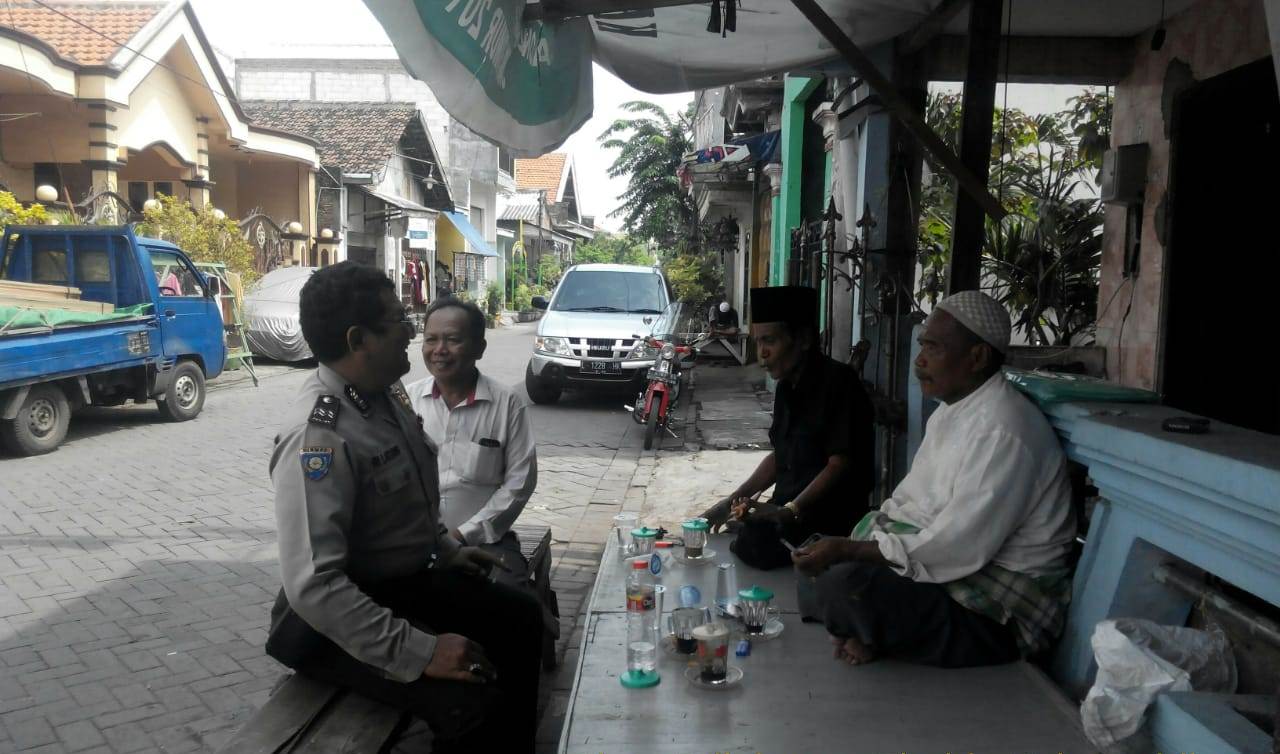 Gelar Selasa Sambas, Babinkamtibmas Pegirian Sosialisasikan SPKT Door To Door
