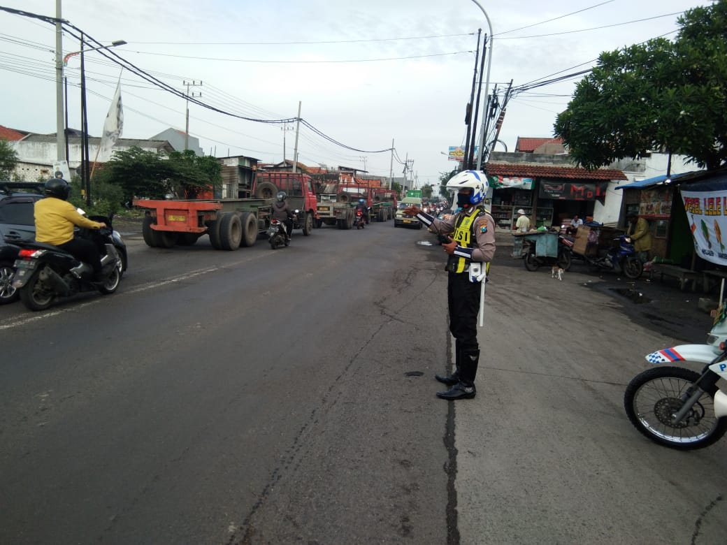 Satlantas Polres Tanjung Perak Lakukan Pengaturan Pagi, Lancarkan Perjalanan Pekerja