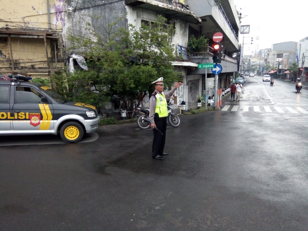 Polsek Pabean Cantikan Lakukan Pengaturan Pagi Cegah Kemacetan & Antisipasi Kriminalitas