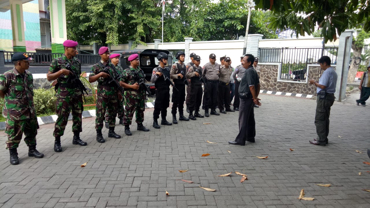 Personil Pengamanan TNI-Polri Tetap Lakukan Penjagaan di PPK Kenjeran
