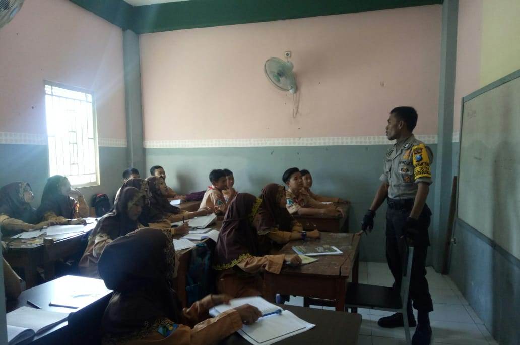 Babinkamtibmas Dupak Sampaikan Binluh Kenakalan Remaja Ke Murid-murid SMP