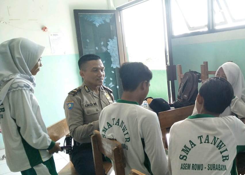 Panit Binmas Polsek Asemrowo Sampaikan Pesan Jauhi Narkoba & Miras