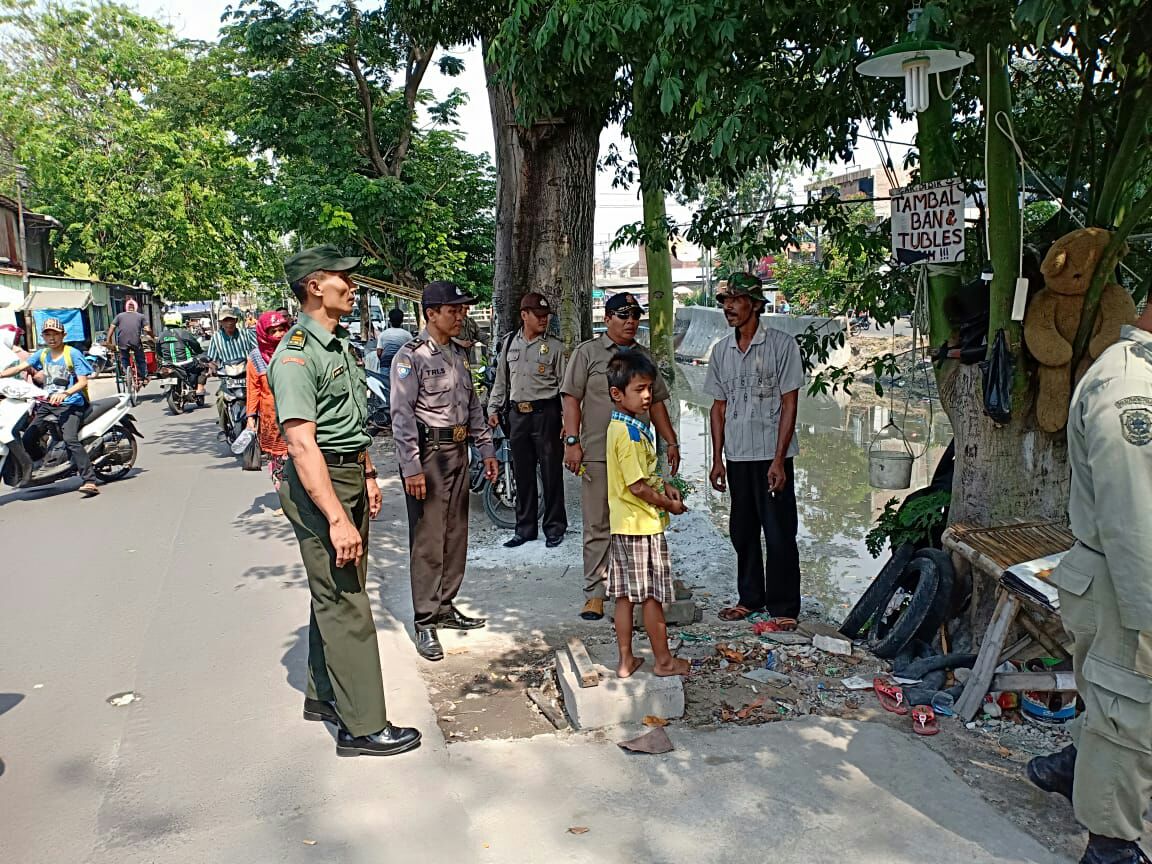 Penertiban PKL Bantaran Kali Tebu Dikawal Polsek Kenjeran
