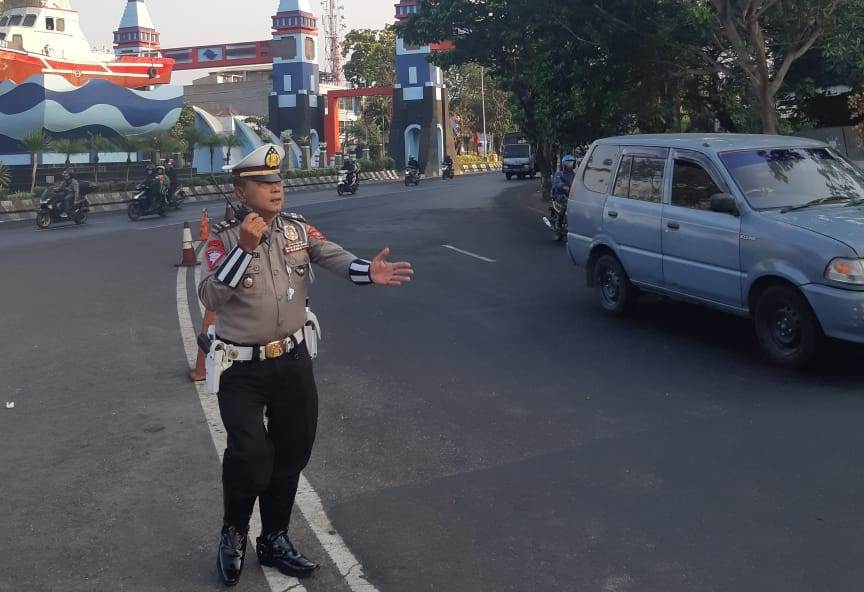 Satlantas Polres Tanjung Perak Lakukan Pengaturan Pagi Cegah Kemacetan