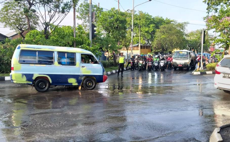 Berikan Pelayanan Masyarakat, Unit Lantas Polsek Asemrowo Lakukan Pengaturan Pagi