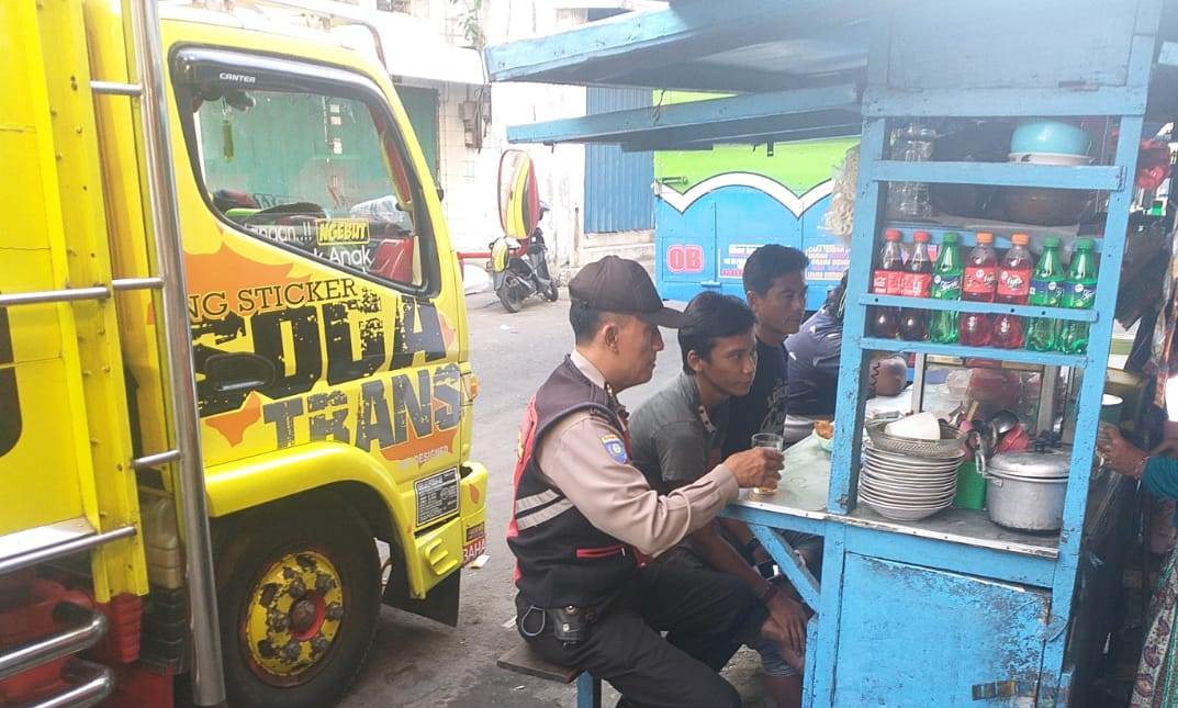 Babinkamtibmas Bongkaran Sambang Sopir Truk, Titip Pesan Tertib Berlalu Lintas