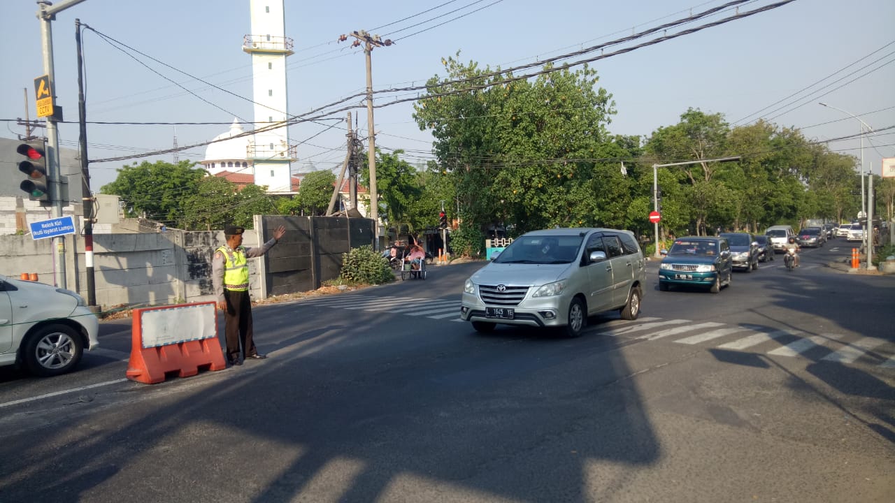 Unit Lantas Polsek Kenjeran Berikan Pelayanan Melalui Pengaturan Pagi