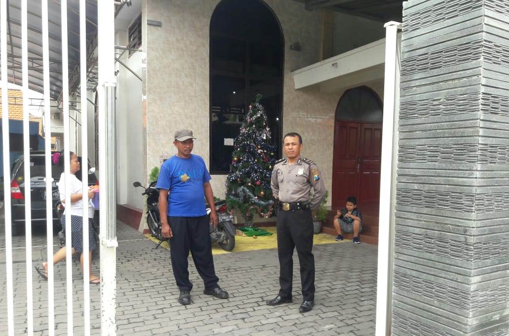 Babinkamtibmas Polsek Kenjeran Kawal Kebaktian Awal Tahun