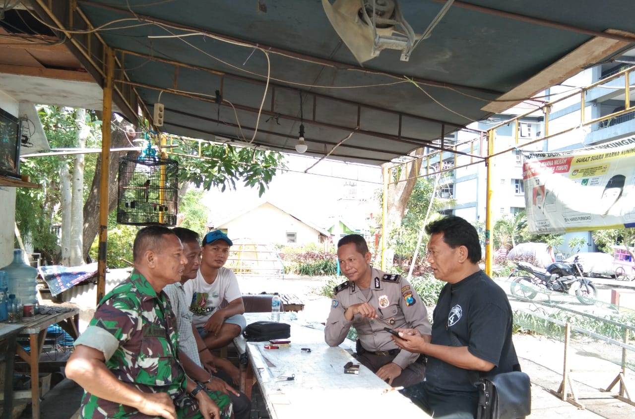 Kunjungi Warga Rusun Tanah Merah, Babinkamtibmas Takal Kedinding Sampaikan Jaga Kerukunan