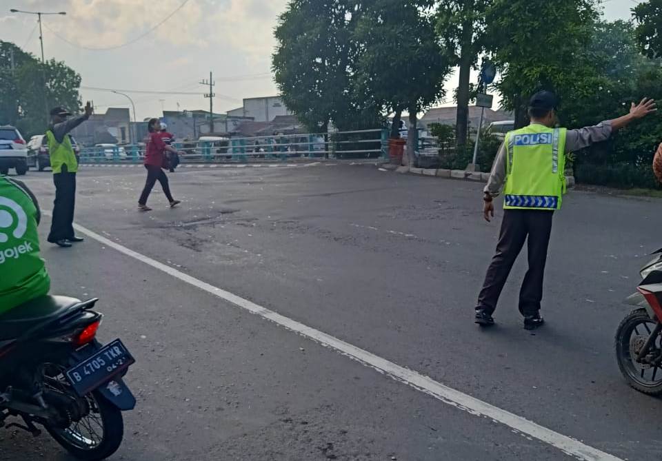 Cegah Kemacetan, Polsek Asemrowo Lakukan Pengaturan Pagi