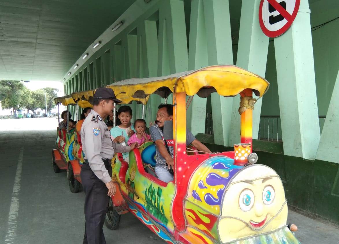 Babinkamtibmas Takal Kedinding Sampaikan Pesan Keselamatan Dalam Operasi Bina Kusuma