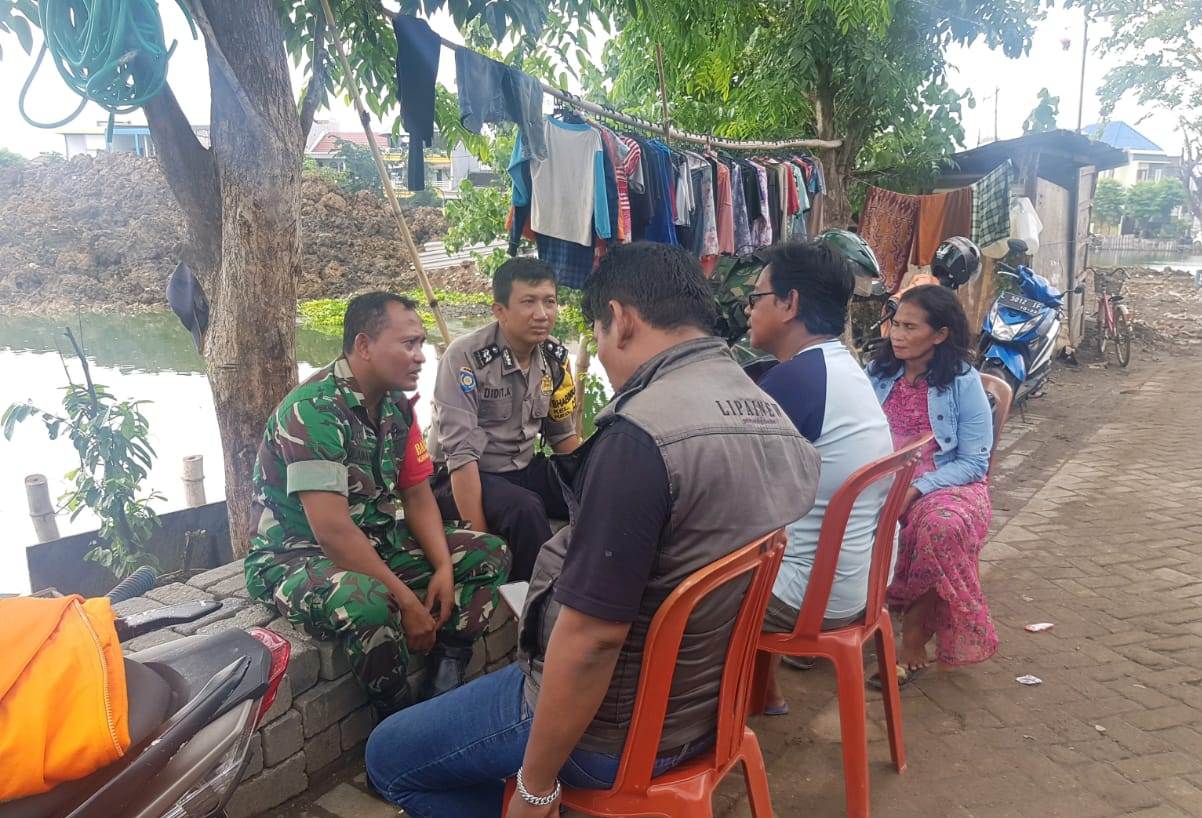 Sambang Pemukiman, Babinkamtibmas Asemrowo Sampaikan Waspada 3C