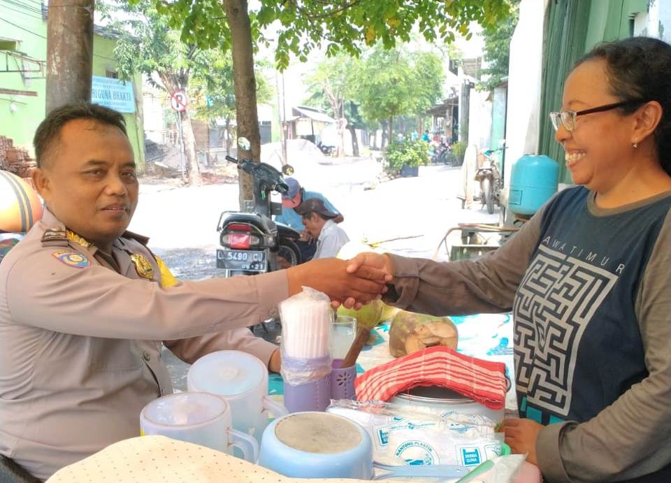 Babinkamtibmas Kedung Cowek Sambang Pedagang Makanan, Sosialisasikan SPKT Door To Door