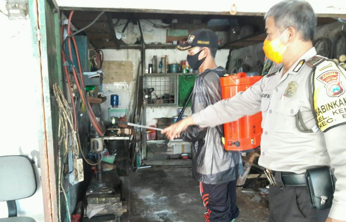 Babinkamtibmas Kenjeran Bareng Linmas Lakukan Penyemprotan Disinfektan Untuk Cegah Virus Corona