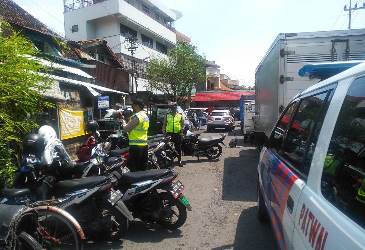 Polsek Pabean Cantikan Sambang Warkop, Himbau Pengunjung Agar Jaga Jarak & Hindari Kontak Fisik