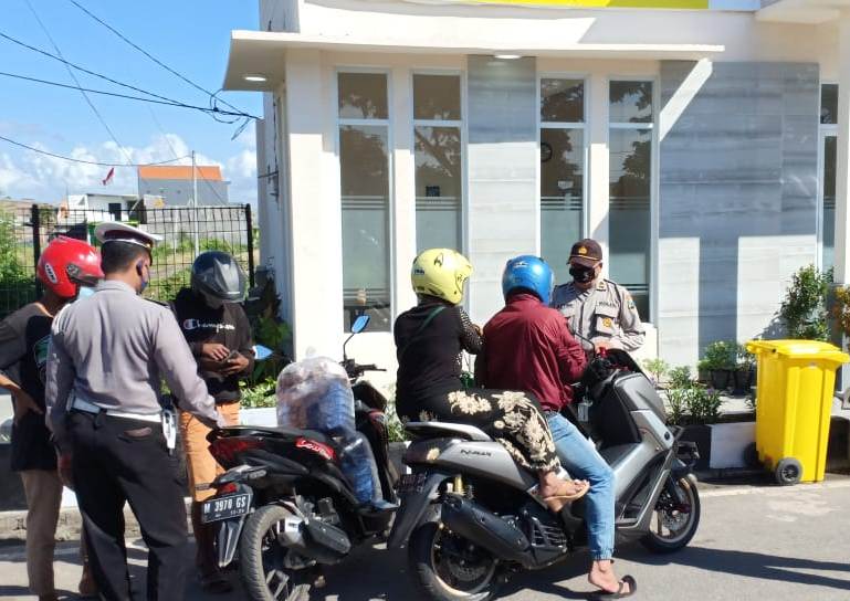 Putus Penyebaran Covid-19, Anggota Pospam Suramadu Lakukan Penyekatan Kendaraan