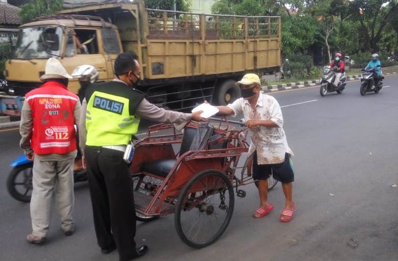 Polsek Krembangan Bagikan Nasi Bungkus Untuk Penarik Becak