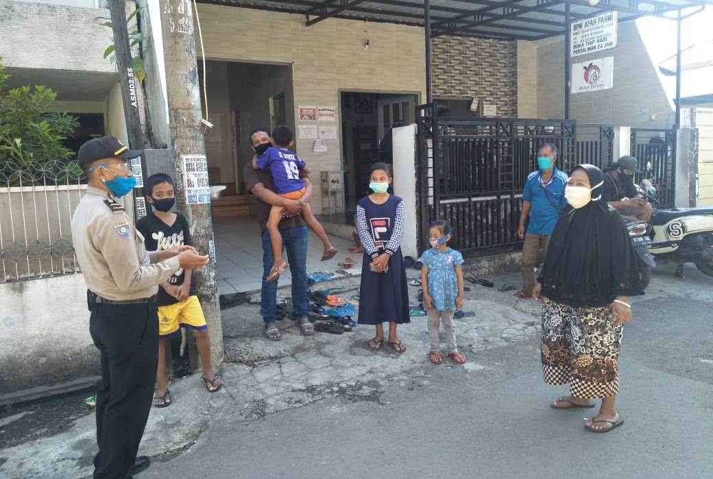 Panit Binmas Polsek Asemrowo Sampaikan Himbauan Jaga Jarak & Wajib Masker