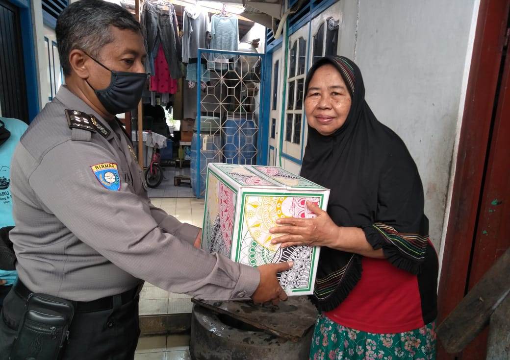 Babinkamtibmas Perak Utara Bagi Bantuan Sembako Polri-TNI Buat Warga Terdampak Pandemi Covid-19