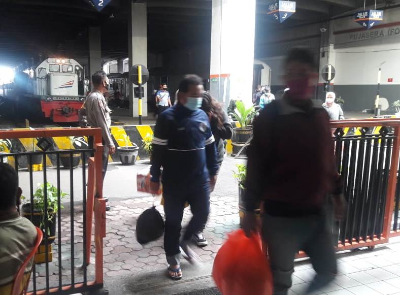 Personil Pospam Polsek Pabean Cantikan Lakukan Pengamanan Penumpang di Stasiun Surabaya Kota