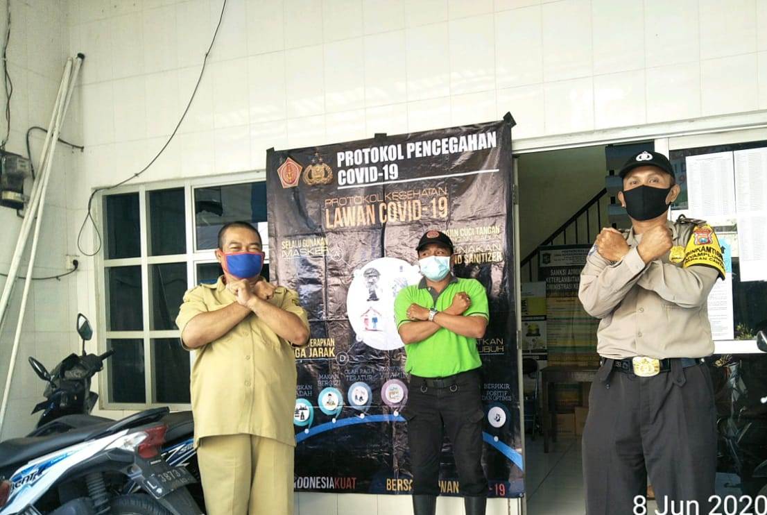 Babinkamtibmas Nyamplungan Pasang Spanduk Protokol Pencegahan Covid-19