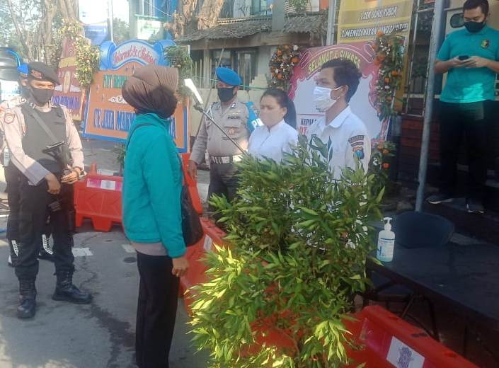 Anggota Urkes Polres Tanjung Perak Lakukan Pemeriksaan Suhu Badan, Cegah Masuknya Virus Corona