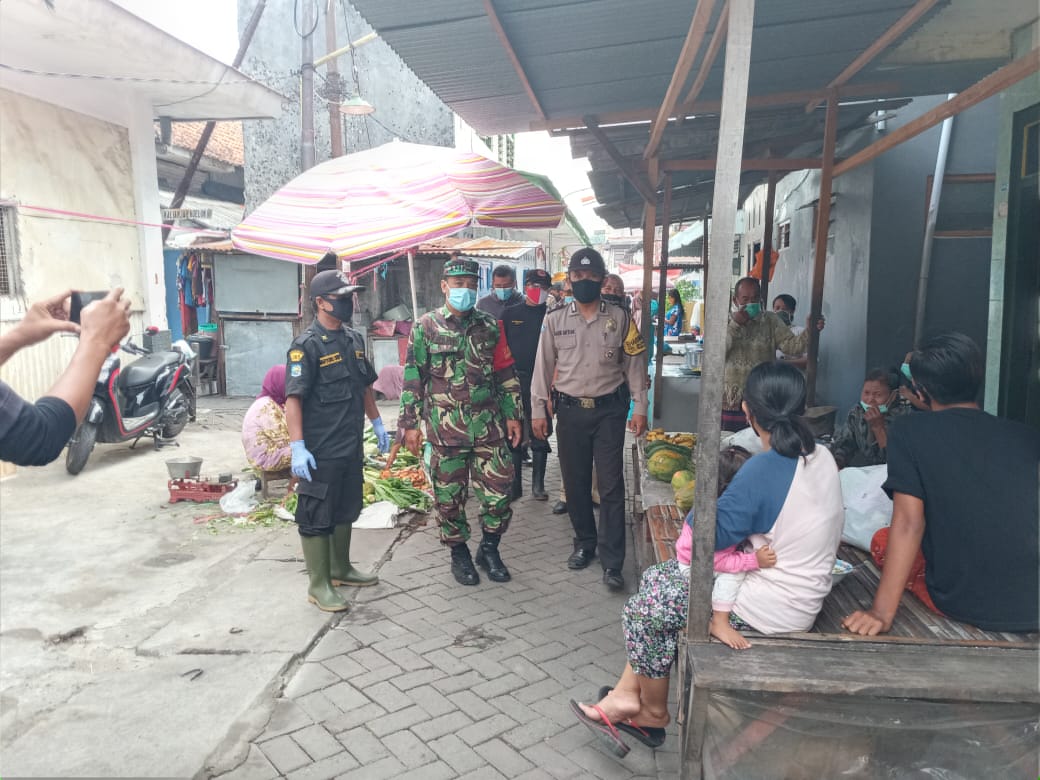 Babinkamtibmas Bongkaran & Instansi Samping Bagikan Masker Ke Pedagang & Pengunjung Pasar