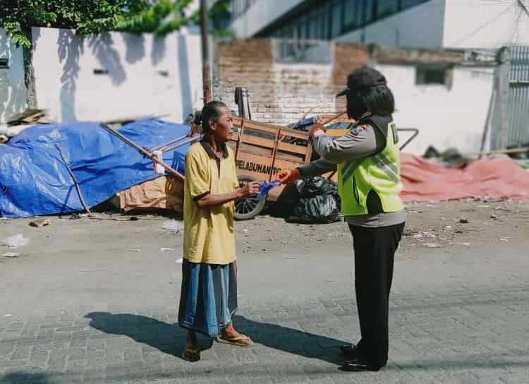 Polwan Polres Tanjung Perak Patroli Bersepeda Untuk Bagi-Bagi Masker