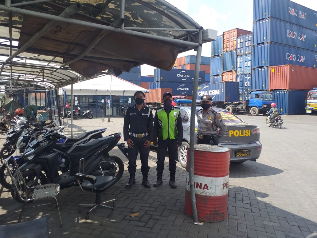 Patroli di Pergudangan, Polsek Asemrowo Titip Pesan Waspada Orang Tak Dikenal