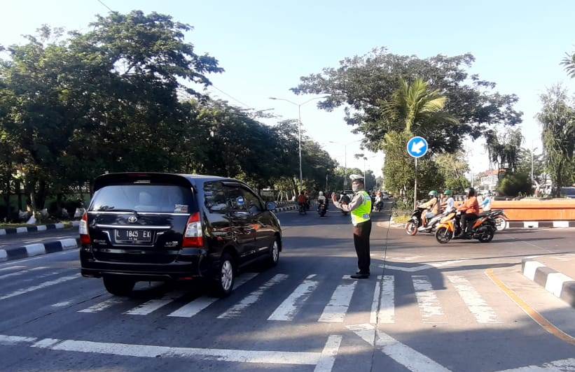 Unit Lantas Polsek Kenjeran Atur Lalu Lintas Pagi, Berikan Pelayanan Pada Masyarakat