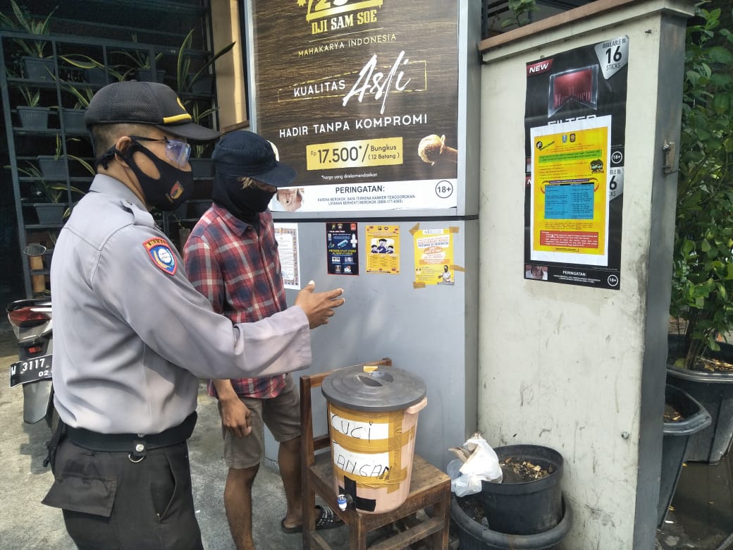 Panit Binmas Polsek Krembangan Sosialisasikan SPKT Door To Door Ke Pengunjung Warkop