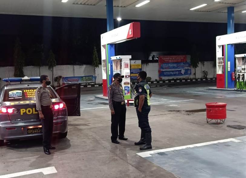 Polsek Asemrowo Gelar Patroli Malam di SPBU, Ingatkan Untuk Waspada 3C
