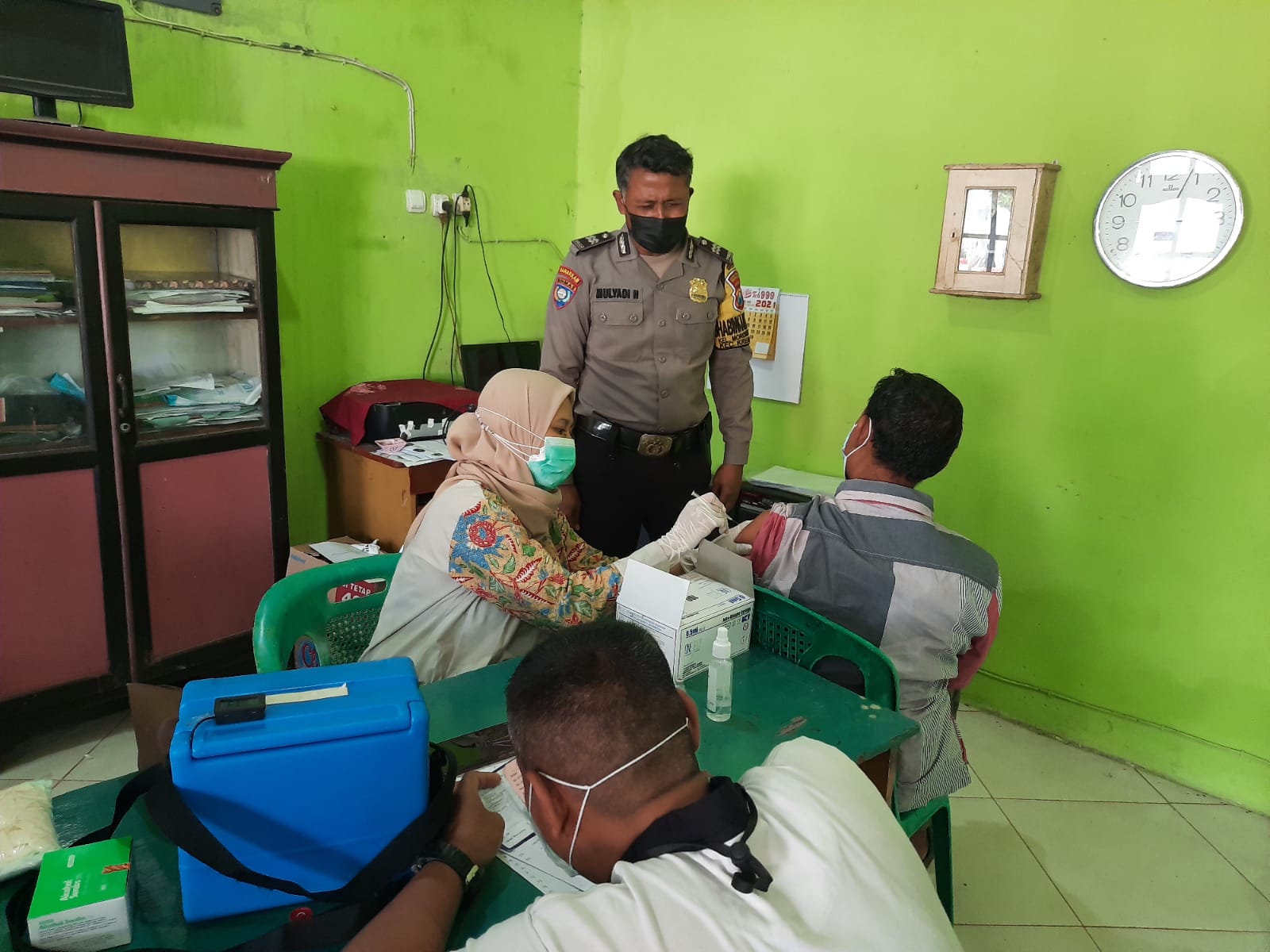 Personil Polsek Krembangan Pam Vaksinasi Covid-19 di Tambak Asri