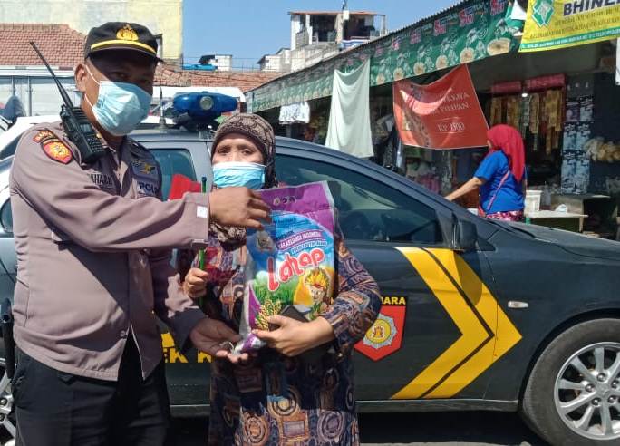 Wakapolsek Kenjeran Pimpin Pembagian Bantuan Sembako di Pasar Bhineka