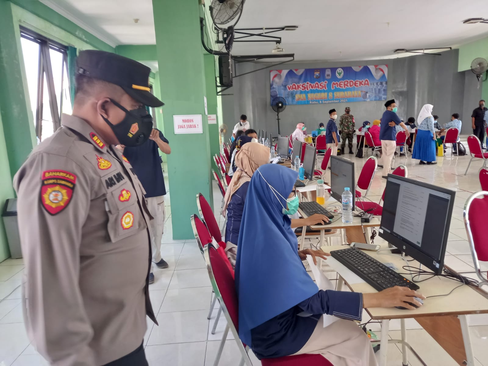 Personil Polsek Semampir PAM Vaksinasi di SMAN 8