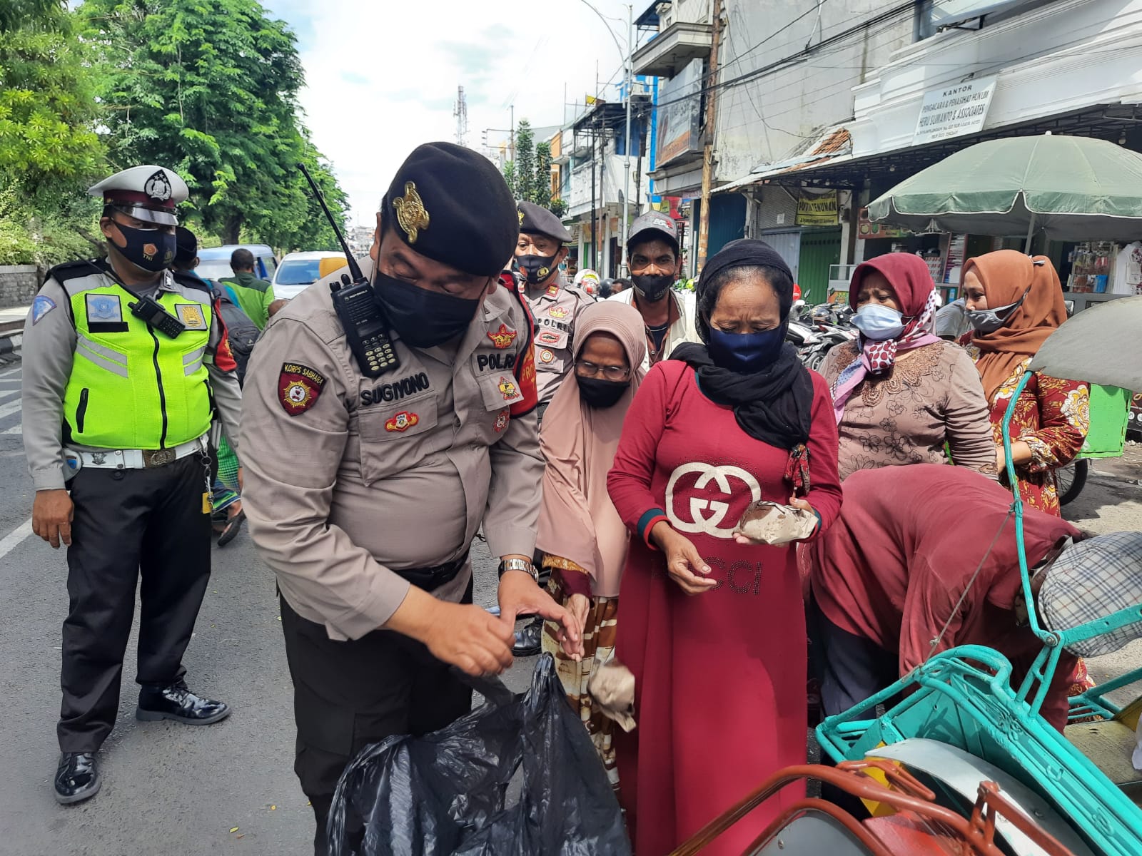 Polsek Semampir Bagikan Makanan Dalam Program Jumat Berkah