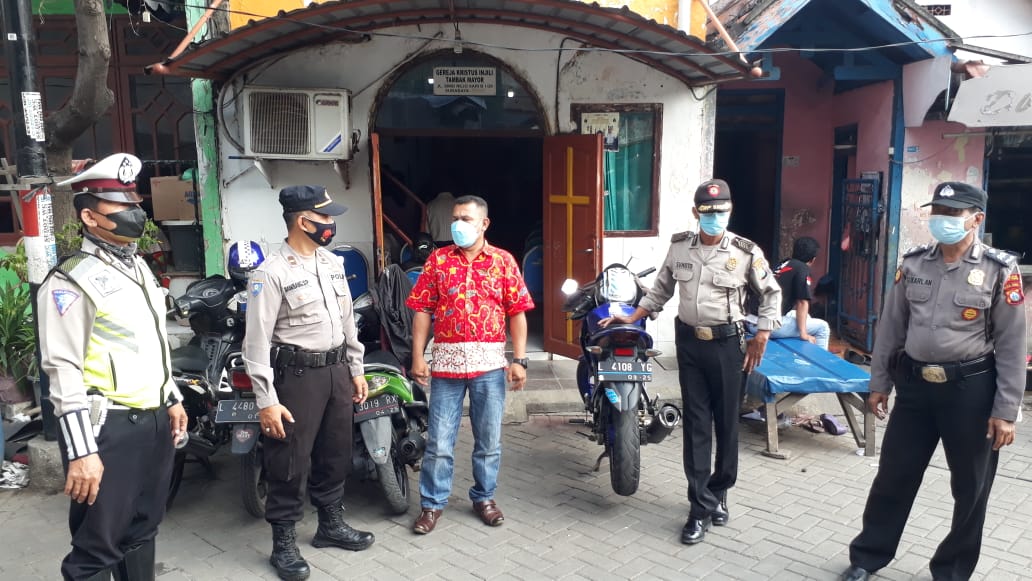 Personil Polsek Asemrowo Amankan Kebaktian Rutin Minggu Pagi