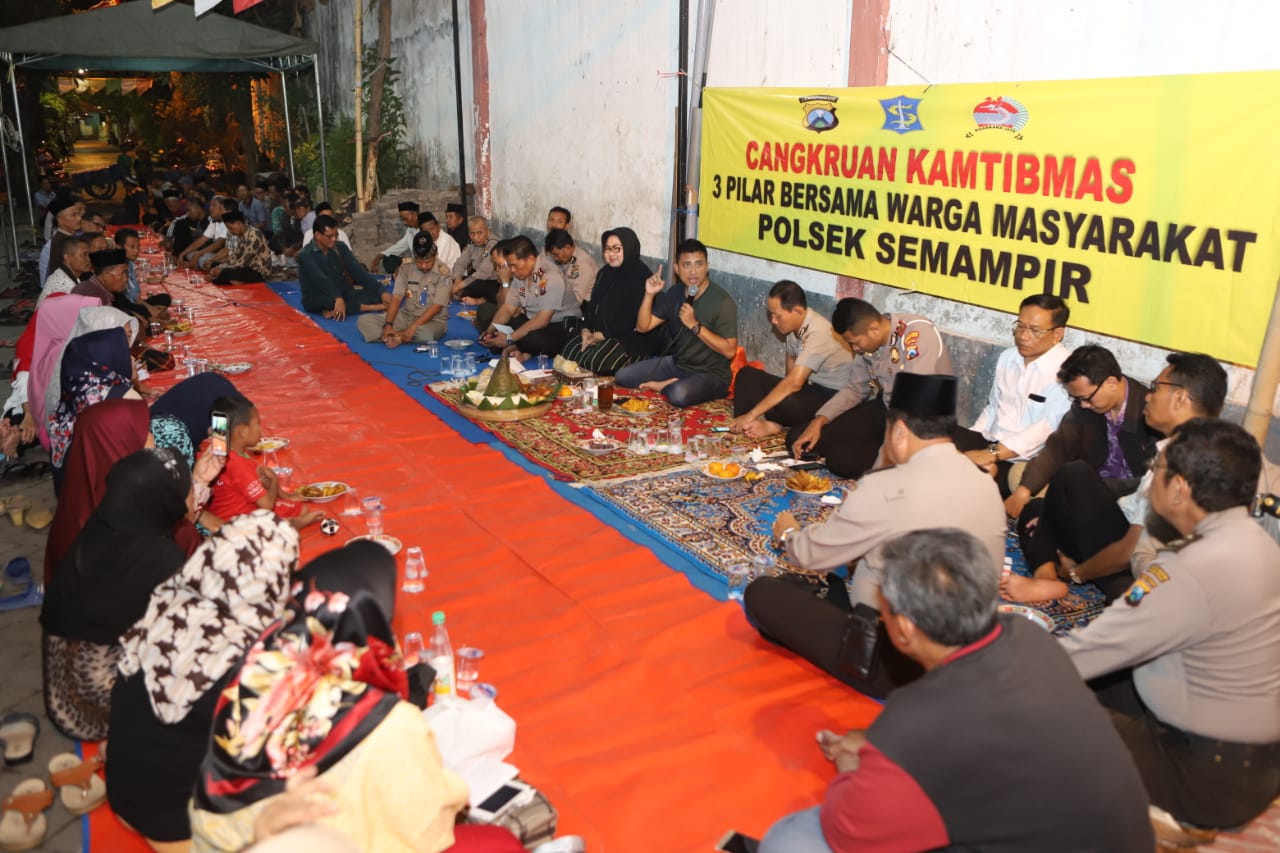 Kapolres Tanjung Perak Titip Pesan Kamtibmas di Acara Cangkrukan