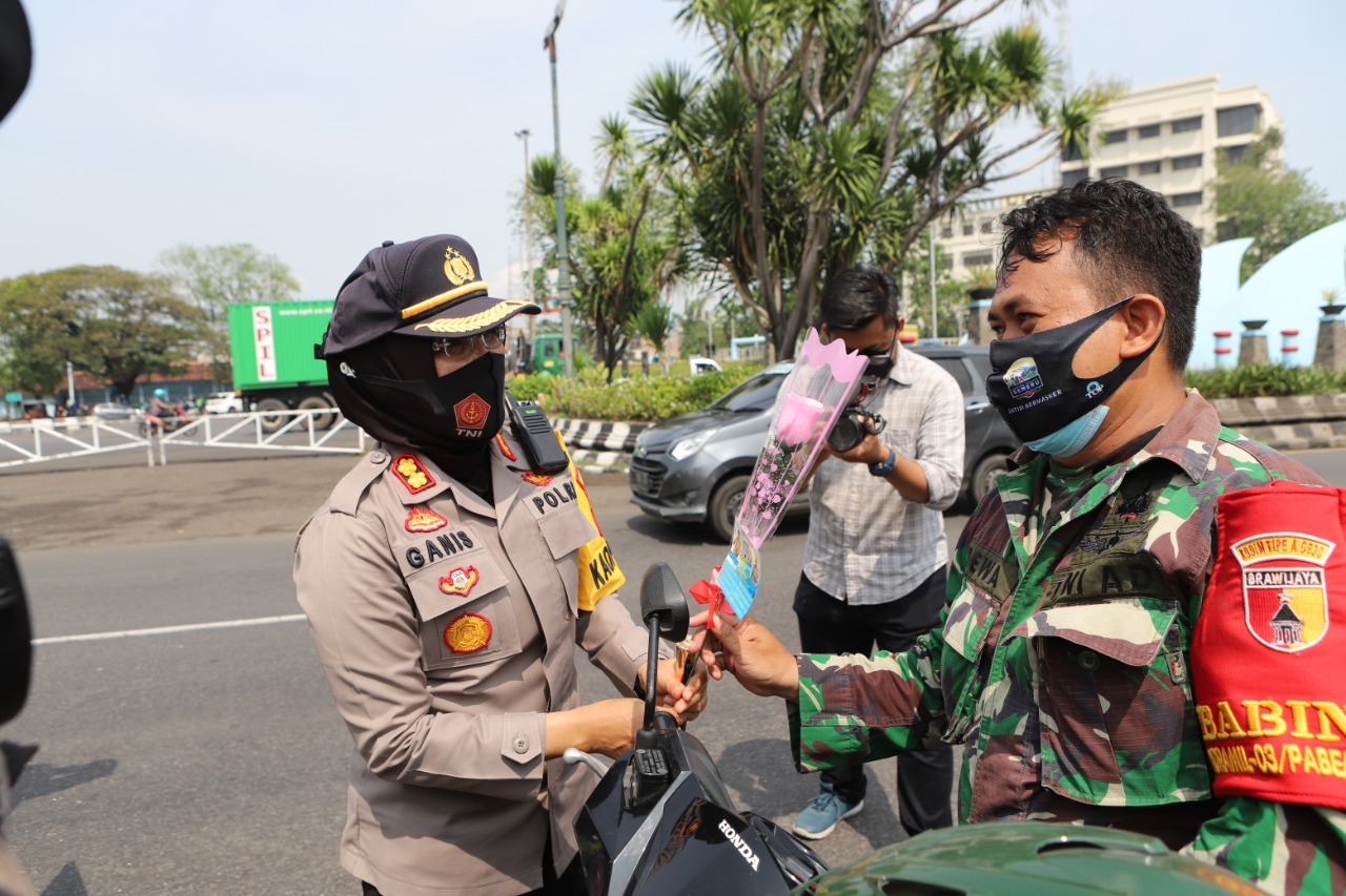 Hari Pertama Operasi Zebra Semeru 2020, Kapolres Tanjung Perak Bagi-Bagi Bunga
