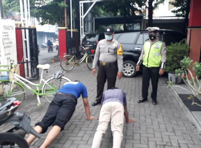 Polsek Asemrowo Laksanakan Operasi Penertiban Masker Bersama Satpol PP