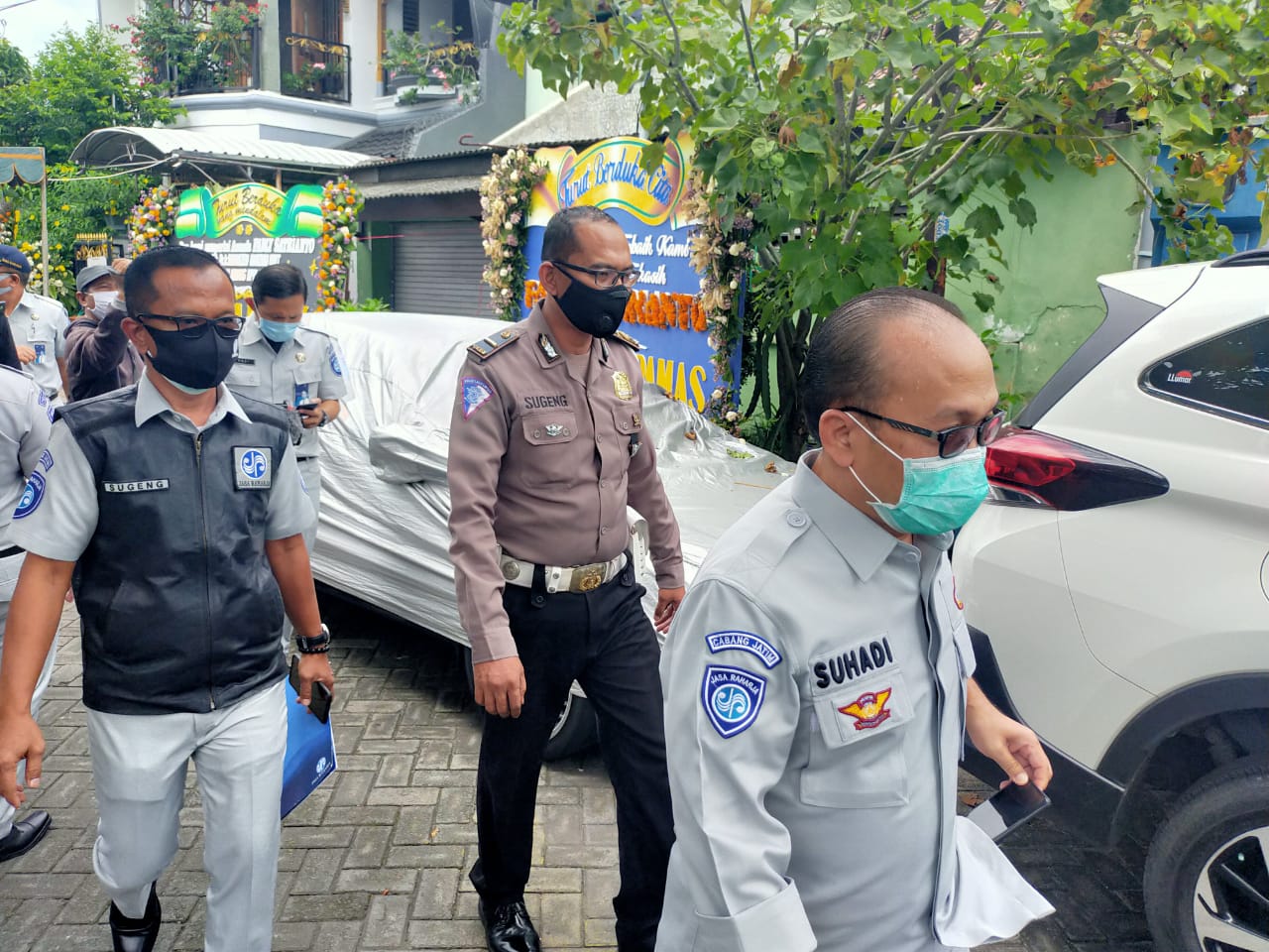 Satlantas Polres Tanjung Perak Dampingi Kepala Jasa Raharja Jatim Berikan Santunan Untuk Korban Sriwijaya Air