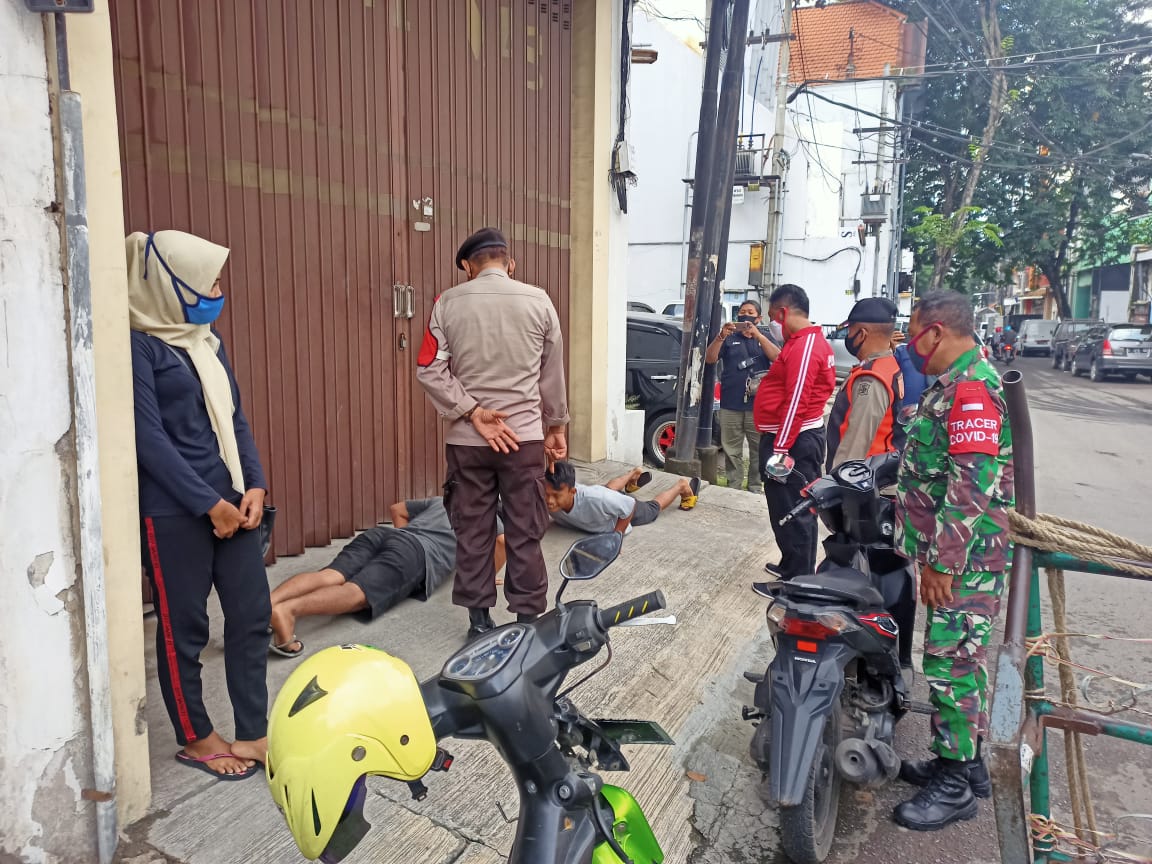 Polsek Pabean Cantikan Lakukan Operasi Penertiban Masker di Jalan Slompretan Bareng Anggota Linmas