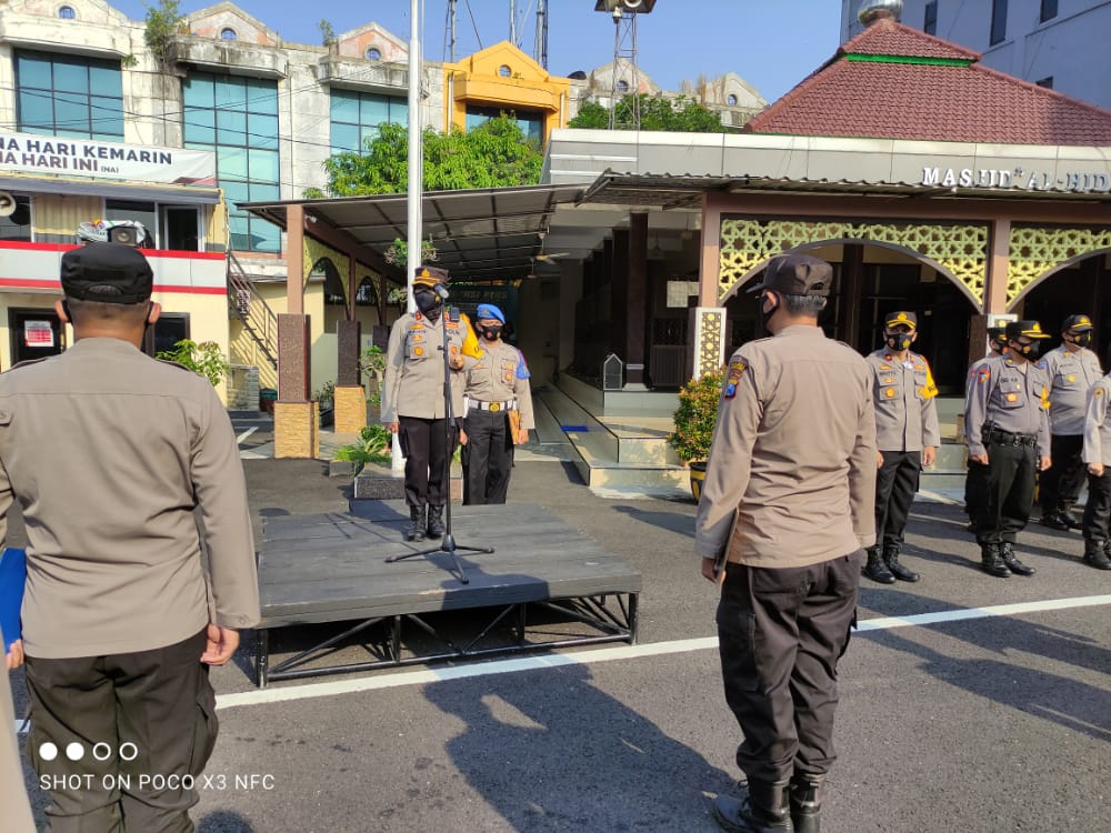 Kapolres Tanjung Perak Pimpin Apel Pagi, Beri Arahan Terkait Penyekatan & Penerapan Protokol Kesehatan di Pospam