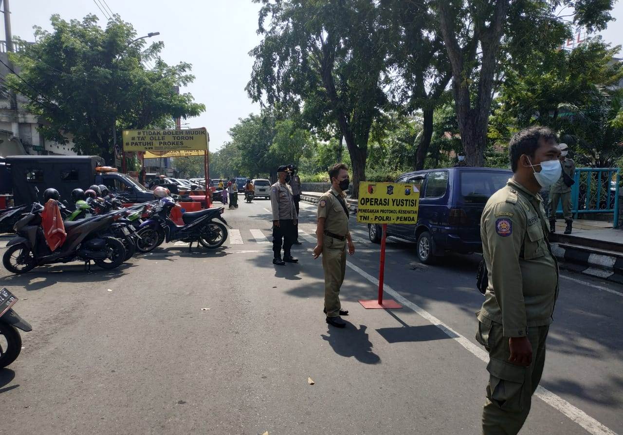 Polsek Semampir Gelar Operasi Penertiban Masker Untuk Tekan Penyebaran Covid-19 di Jalan Nyamplungan