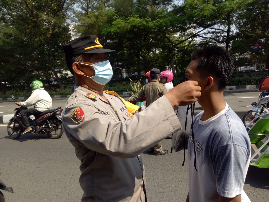 Wakapolsek Kenjeran Pimpin Operasi Penertiban Masker di Jalan HM Noer, Jaring Puluhan Pelanggar