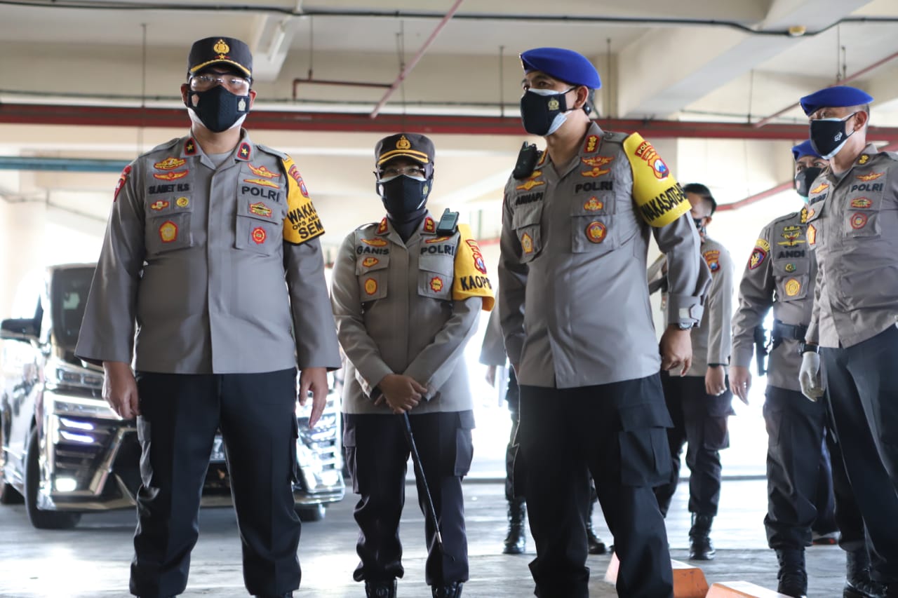 Kapolres Tanjung Perak Dampingi Kunjungan Wakapolda Jatim & Kakor Polairud Baharkam Polri di Gerai Vaksinasi Mall Pasar Atom
