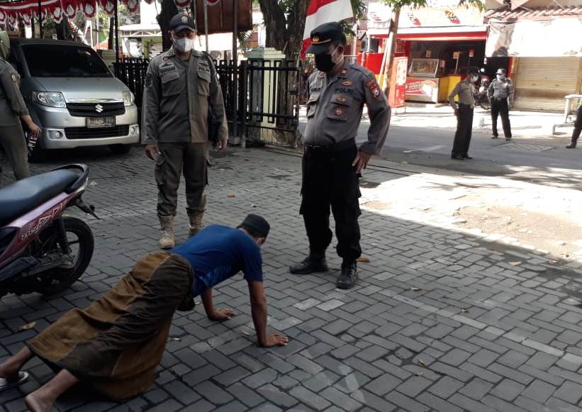 Polsek Asemrowo Gelar Operasi Penertiban Masker Bareng Satpol PP, Sasar Para Pengguna Jalan