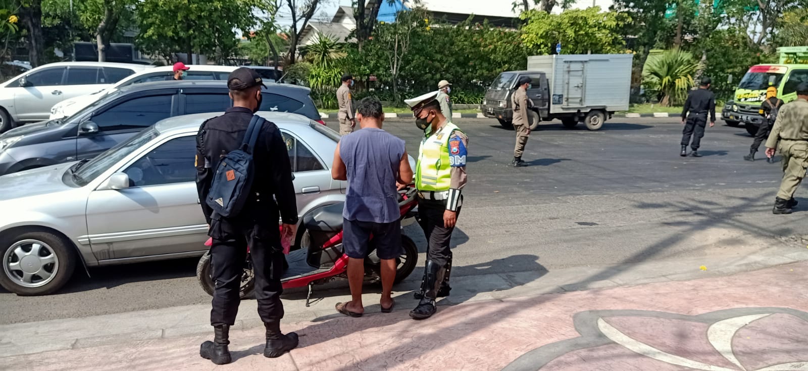 Polsek Asemrowo Laksanakan Operasi Penertiban Masker di Jalan Dupak Rukun Bersama Personil Gabungan