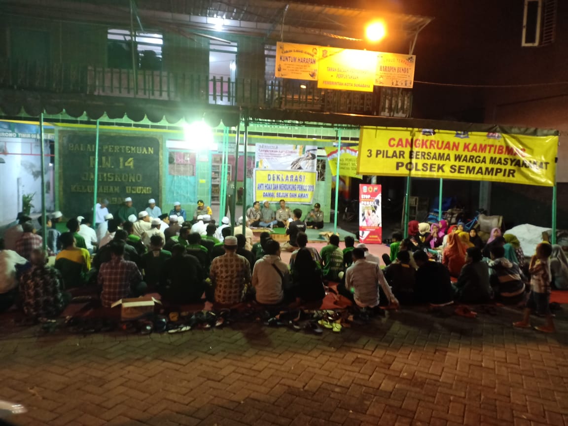 Gelar Cangkrukan Bersama Masyarakat, Kapolsek Semampir Sosialisasikan Tertib Lalu Lintas